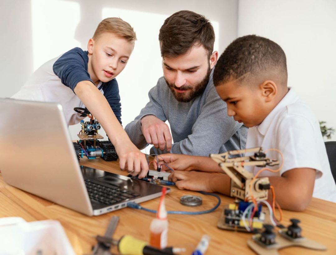 Padre e hijos construyendo un robot