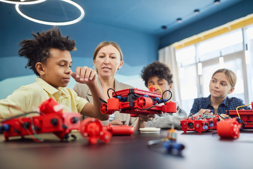 Niños jugando con robots