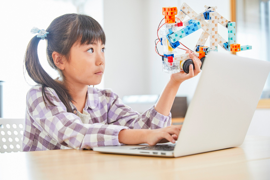 niña aprendiendo robotica